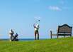 zwei Golfer am Mittelmeer, mit Bank