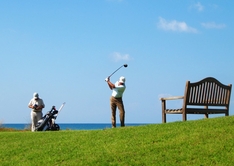 zwei Golfer am Mittelmeer, mit Bank