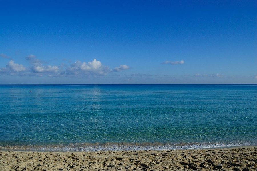 Ruhige Küste mit klarem blauem Meer