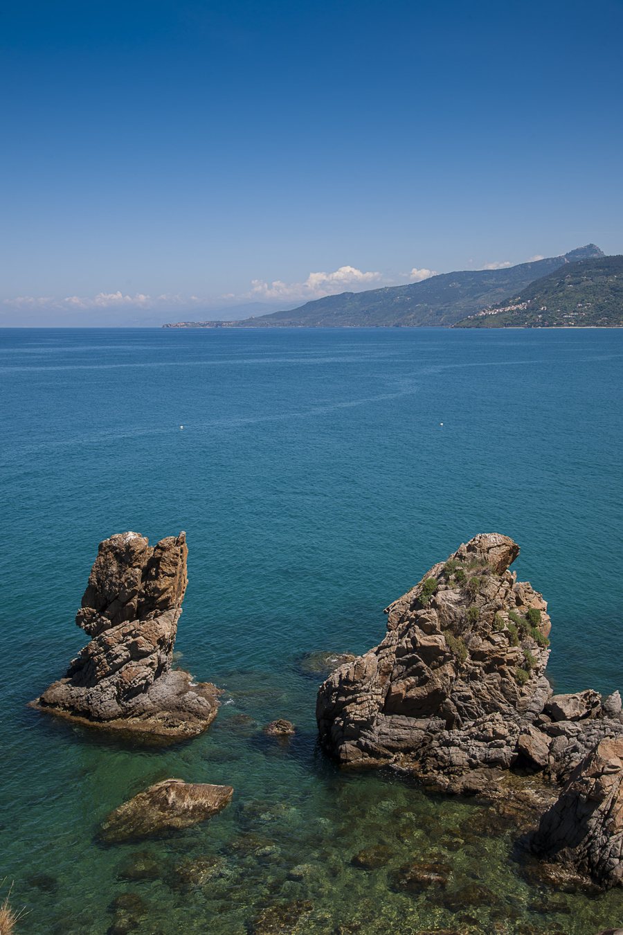 Felsküste Siziliens am blauen Meer