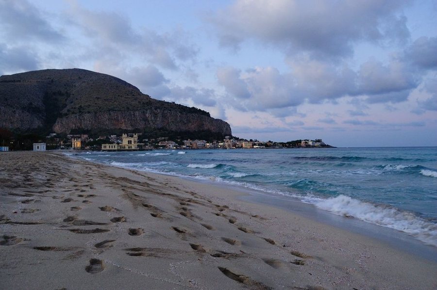Sandstrand und Bucht von Mondello vor der Bergkulisse