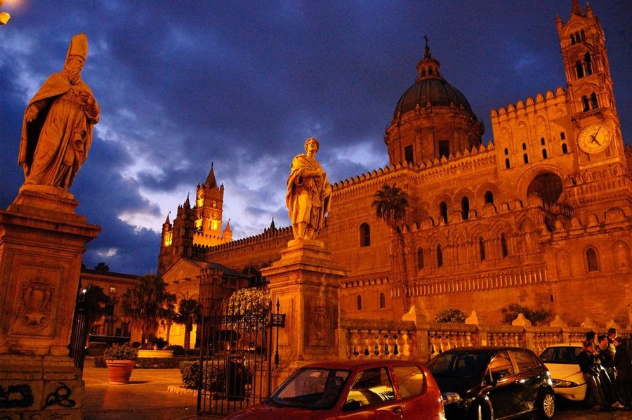 Kathedrale von Palermo und Statuen am Abend