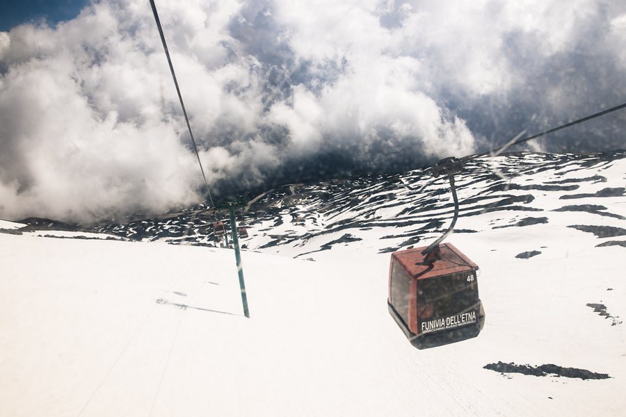 Seilbahn über dem schneebedeckten Ätna auf Sizilien
