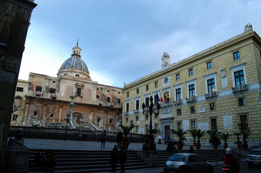Piazza Pretoria und das Rathaus in Palermo