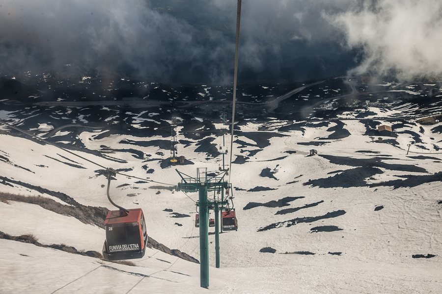 Seilbahn über schneebedeckten Hängen des Ätna